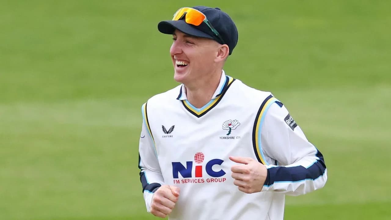 Brook Returns to Steer Yorkshire to Early Advantage