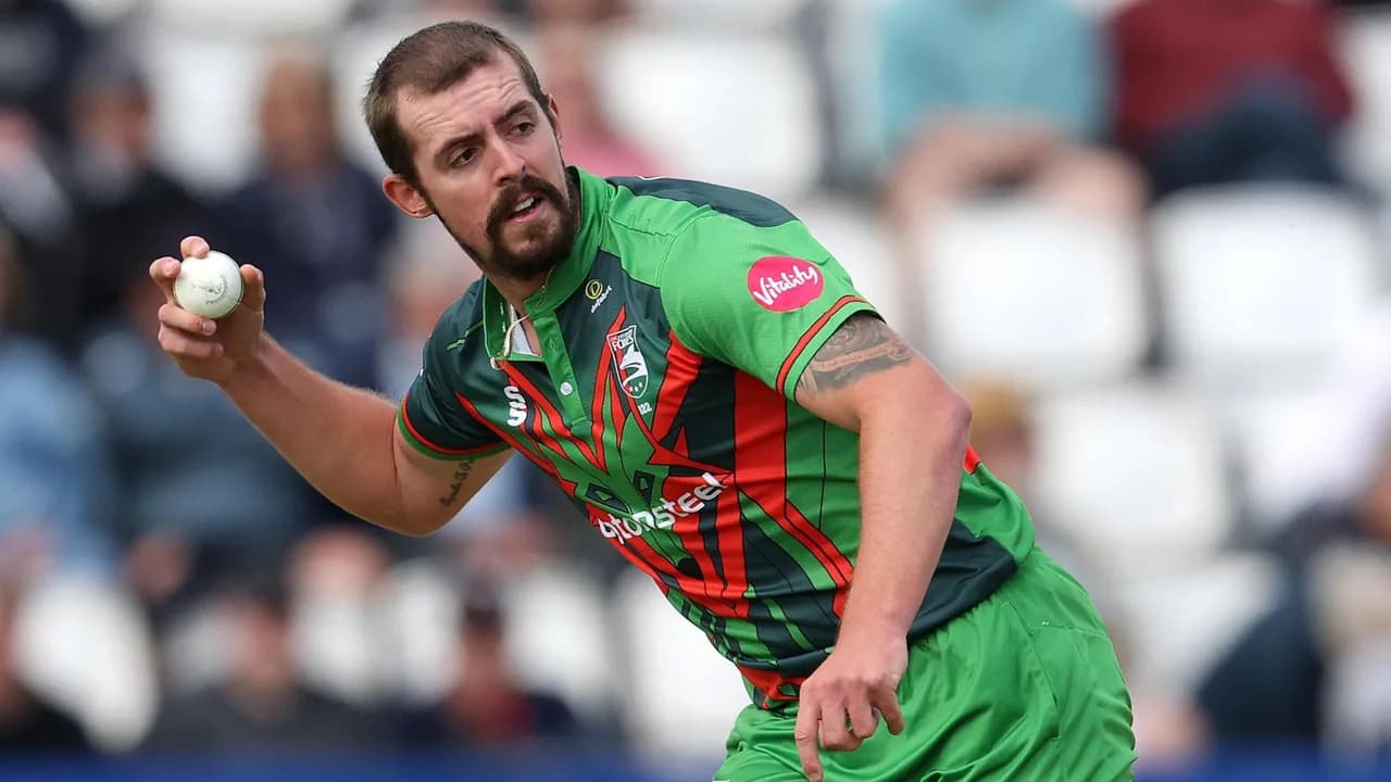 Ex-Leicestershire bowler Walker discovers darts talent