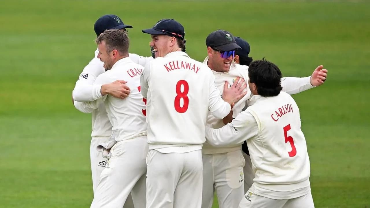 Glamorgan edge closer to historic Division One victory