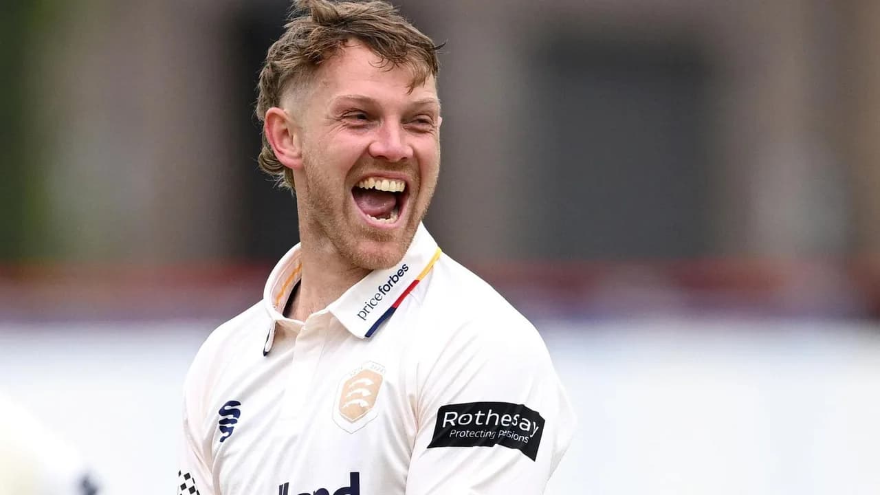 Porter's four-wicket haul leaves Warwickshire reeling at 113-7