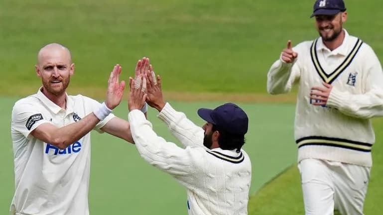 Warwickshire Demolish Yorkshire by 377 Runs in Championship Rout